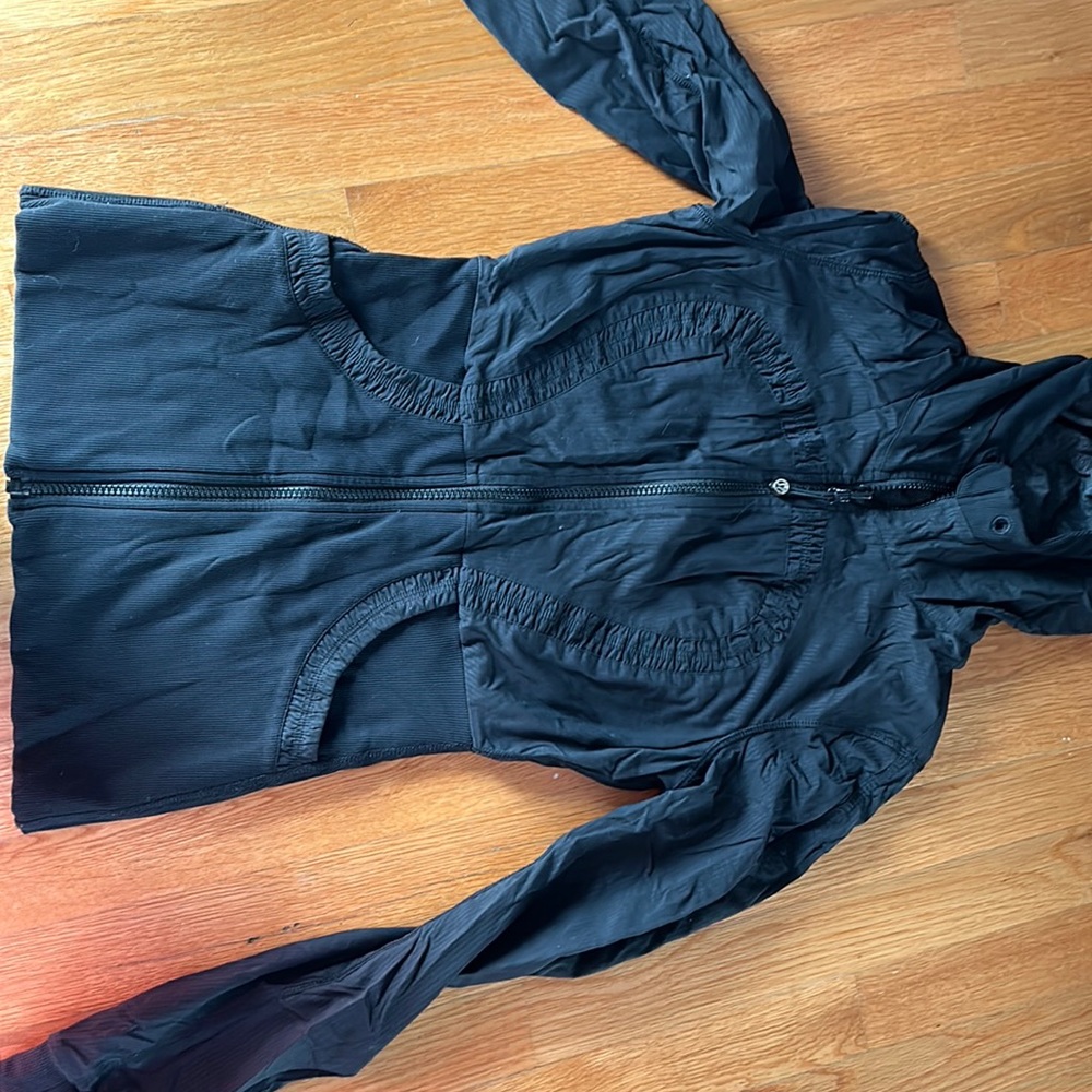 Size 6 Lululemon zip up color black